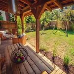 Premium In With Garden Apartament